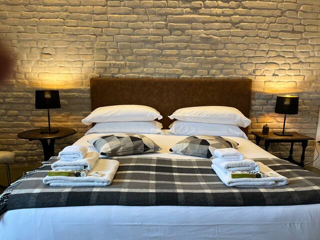 300 sq. meters: S. Maria Maggiore 4 rooms luxury gallery image 5