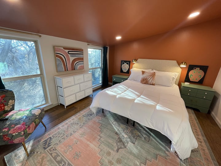 Druhá spálňa na poschodí má manželskú posteľ s matracom z pamäťovej peny, komoda, malá skriňa a pekný televízor s plochou obrazovkou v rohu pre vaše potešenie zo sledovania. :)