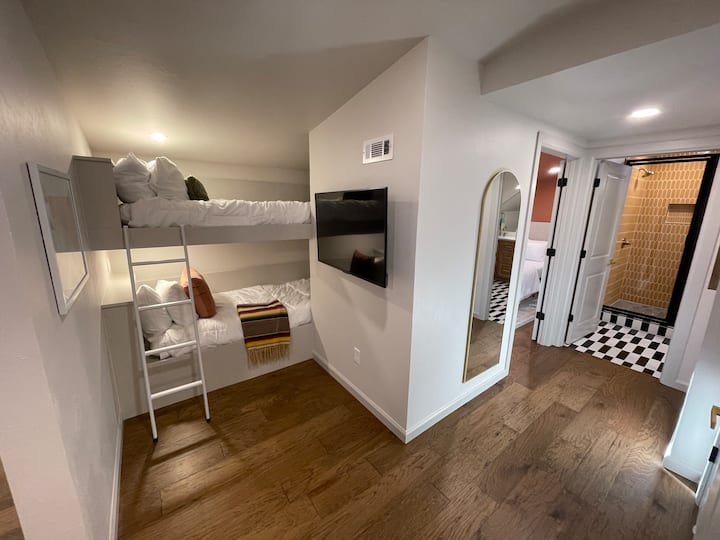 Podkrovie na spanie v druhom poschodí technicky nie je spálňa, ale má poschodovú posteľ, úložný priestor na oblečenie a pracovný stôl a stoličku. Ideálne pre deti, prácu na diaľku alebo kombináciu!