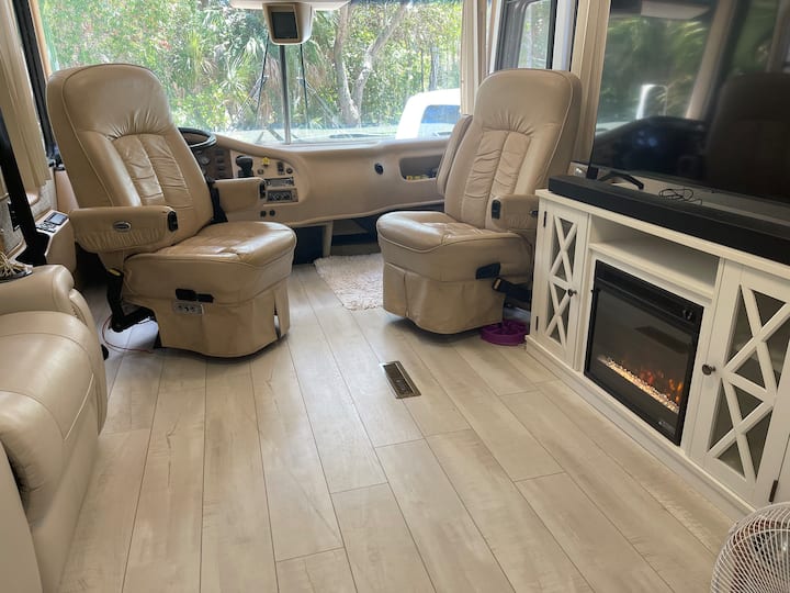 Cozy Kountry Star Retreat. Unique Rv Getaway - Bradenton, FL