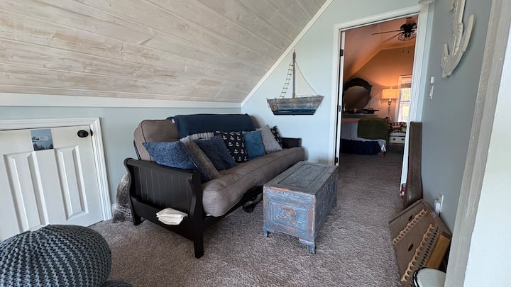 Hudobné podkrovie s futónom v plnej veľkosti. Skutočne veľmi pohodlný futon! 
Dulcimer, staré banjo, gitara, akordeón a ručný bubon. 