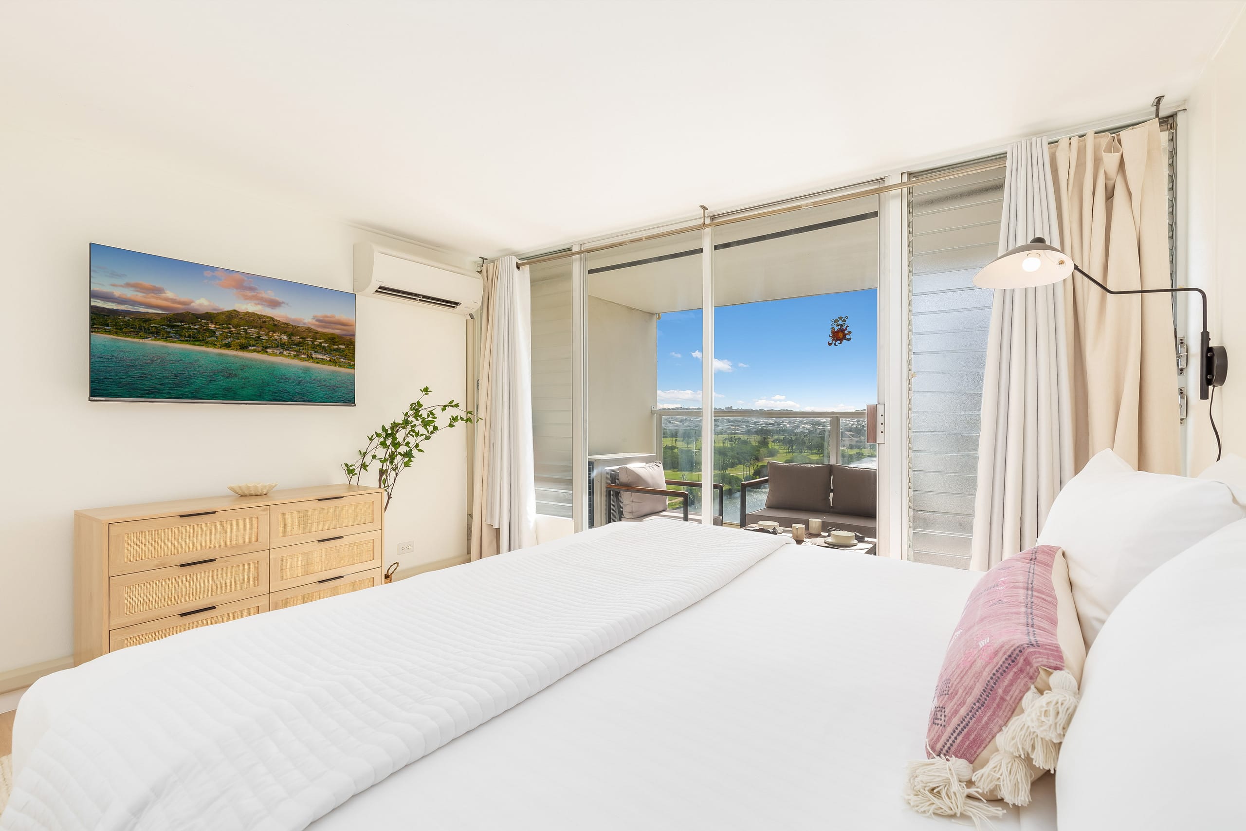 Condo in Honolulu · ★4.68 · 1 bedroom · 2 beds · 1 bath - Image 4