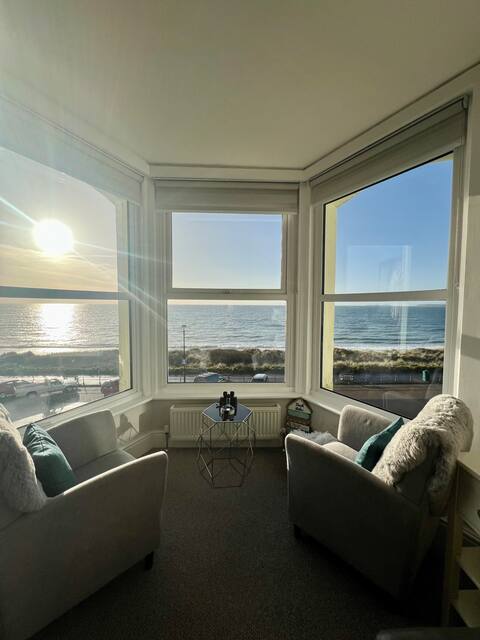 Successful Airbnb property: Sealight- Stunning Beachfront Apartment sleeps 6 in North, South