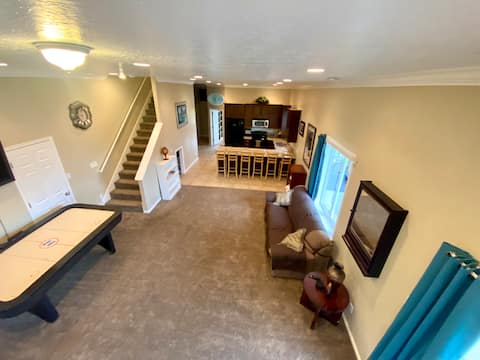 Cozy Apartment with Loft & Theater room - Sleeps 8