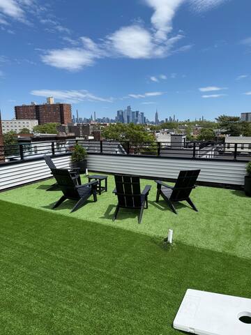 Huge 3BR 3.5BA Duplex w/Rooftop & NYC Views gallery image 5