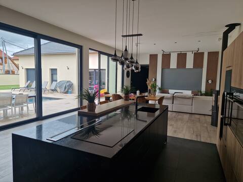 Airbnb performant: Cozy villa with Jacuzzi, pool, and home theater. à Haut Rhin