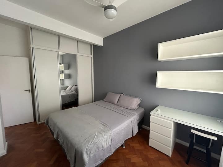 סוויטה גדולה, מאווררת וממוזגת עם מאוורר תקרה