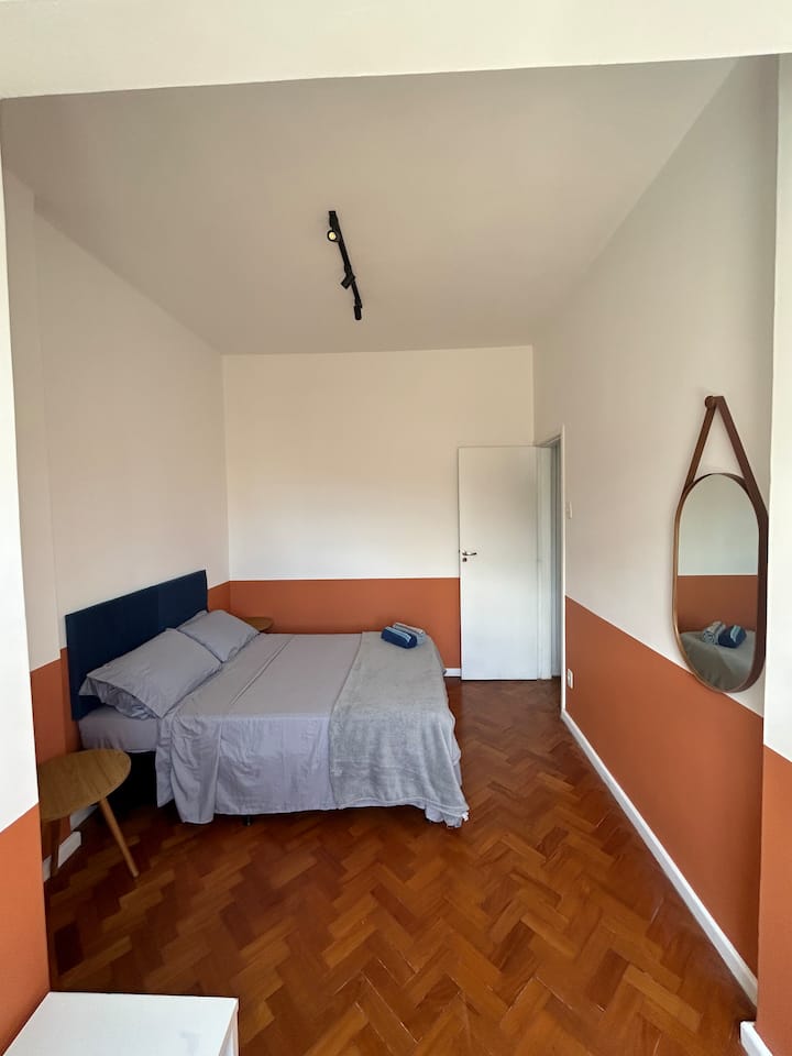 חדר מרווח, מאוורר עם וילון ומיזוג אוויר 