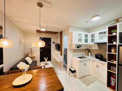 Aime's Cozy 2-BR Condo 3 beds / 4-7 pax maximum