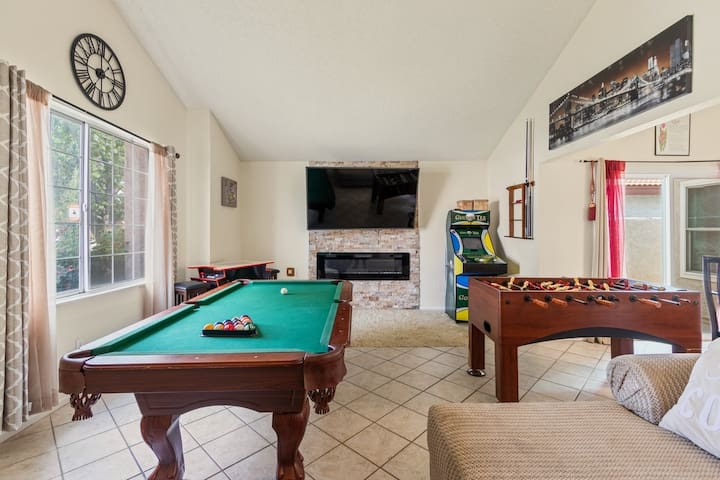 Lg 4 bedr 3 bath Gameroom! NO PETS, NO guest fees!