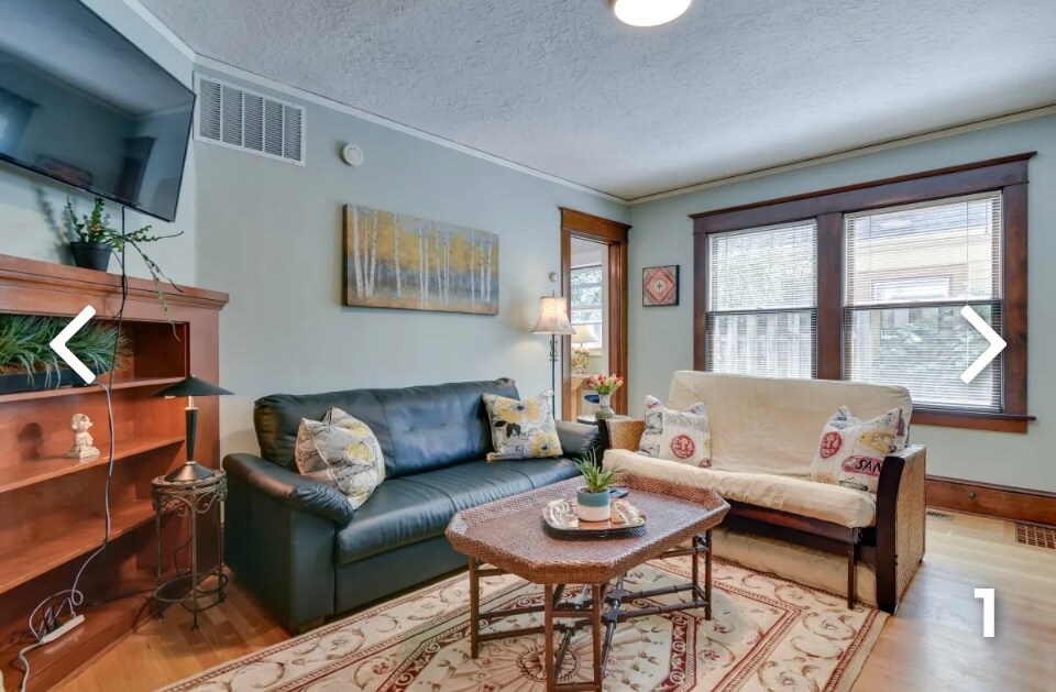 Tiene capacidad para 3 personas en la sala de estar 