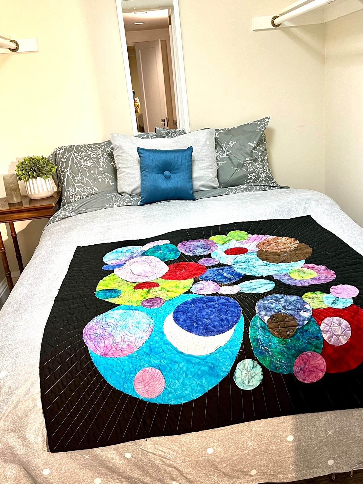 Habitación para dormir adicional adjunta al dormitorio 1, con cama de tamaño completo y puerta en el nivel inferior.