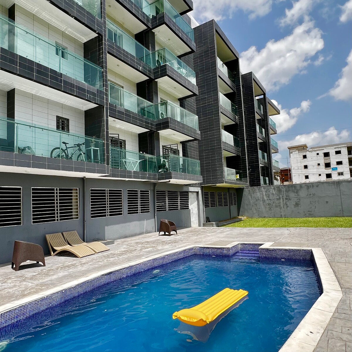 Apartment with Pool WiFi Daily cleaning Serviced apartments for