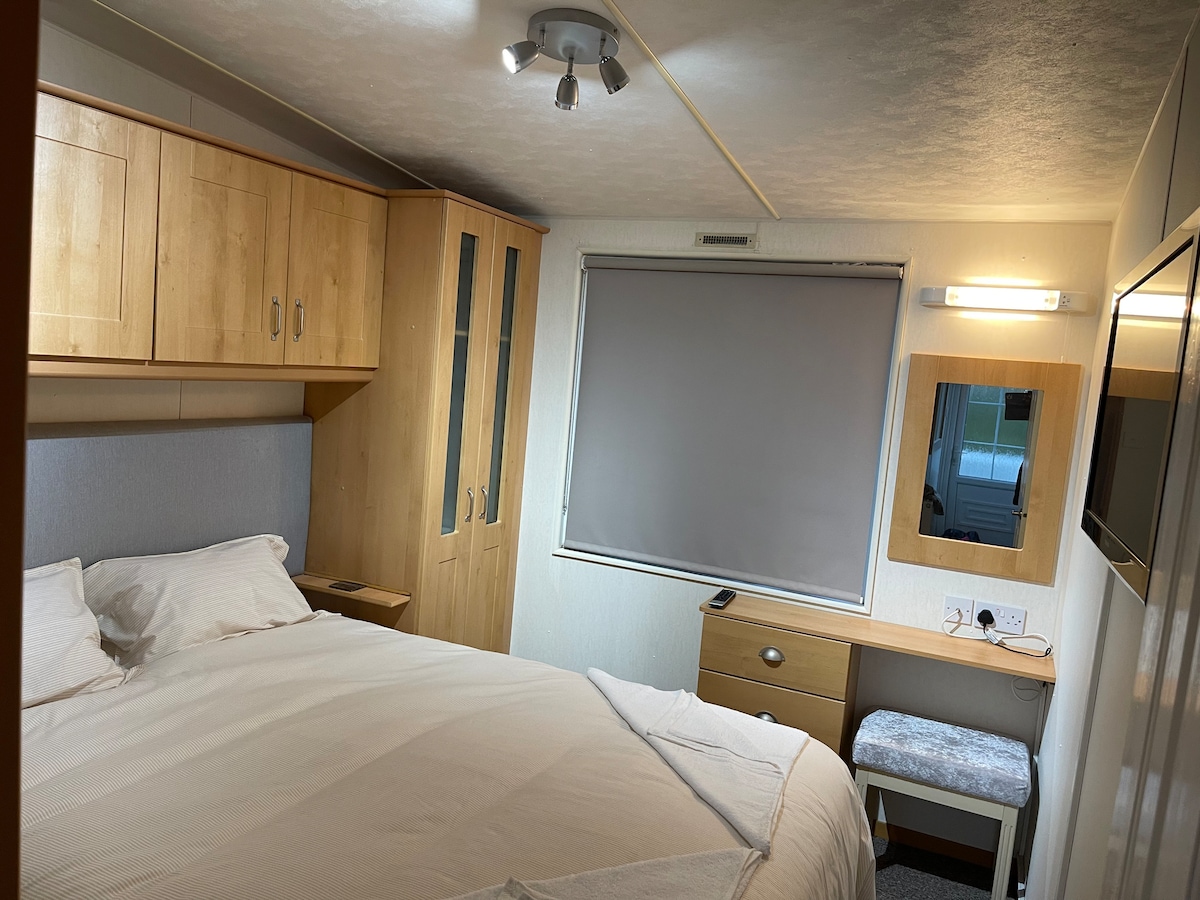 Master slaapkamer met kingsize bed en flatscreen-tv