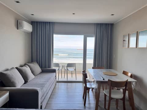 Top performing Airbnb: Oceanfront apartment in Quequén with garage. in Partido De Necochea
