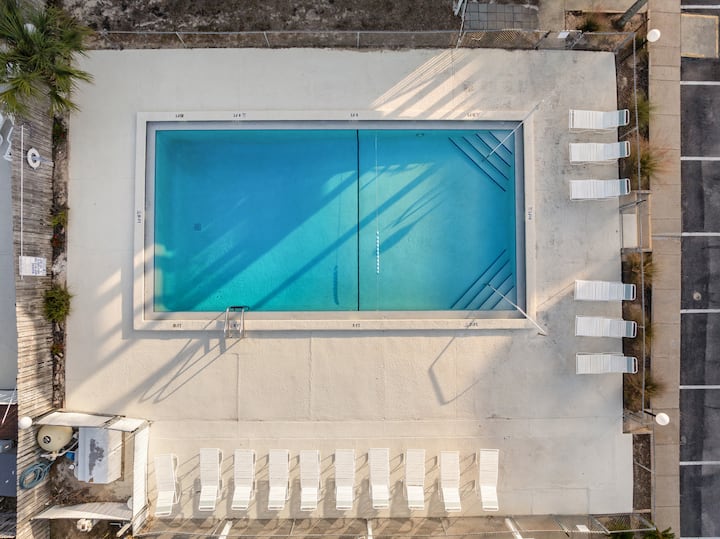 Pet Friendly 2br • Beach Gear • Pool + Pickleball - Panama City Beach, FL