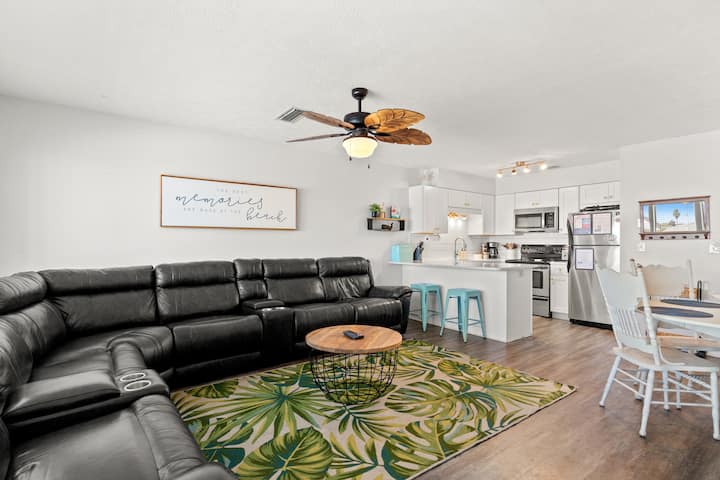 Pet Friendly 2br • Beach Gear • Pool + Pickleball - Panama City Beach, FL