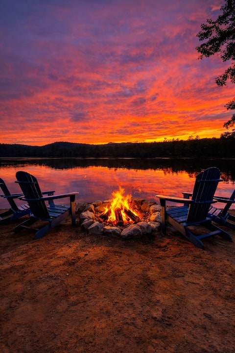 Waterfront, Hot Tub, Game Room, Kayaks & Fire Pit!