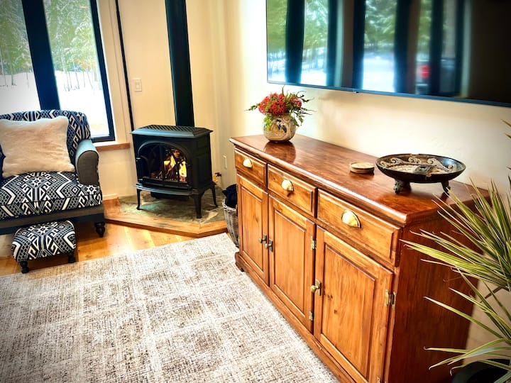 Private Tamarack Cabin & Hot Tub - Glacier National Park