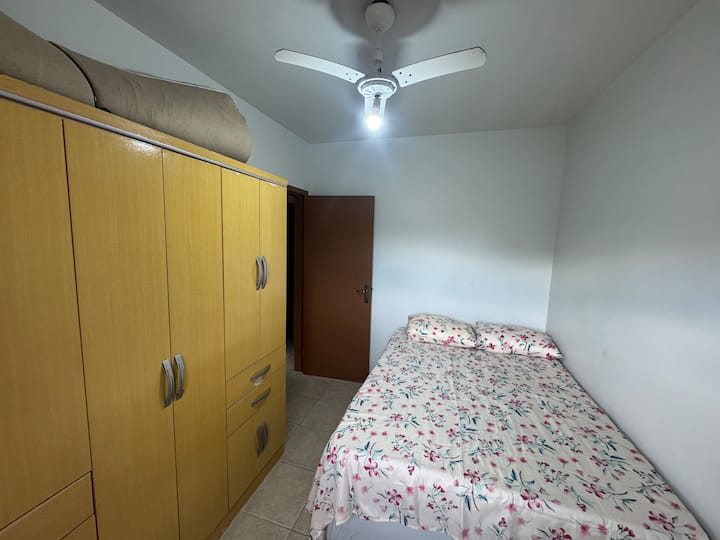 ჰაეროვანი საძინებელი (2) კომფორტული ორსაწოლიანი საწოლითა და დიდი გარდერობით. იდეალური გარემო მზიან დღეს შემდეგ დასასვენებლად, სრული კონფიდენციალურობითა და ორგანიზებულობით.