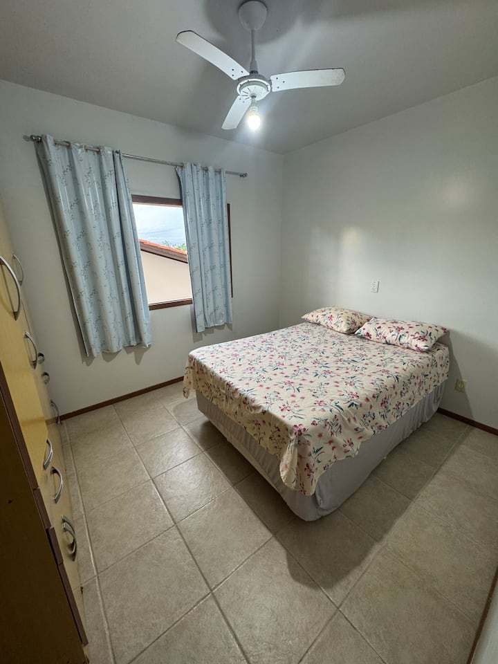 ჰაეროვანი საძინებელი (3) კომფორტული ორსაწოლიანი საწოლით და დიდი გარდერობით. იდეალური გარემო მზიან დღეს შემდეგ დასასვენებლად, სრული კონფიდენციალურობითა და ორგანიზებულობით.