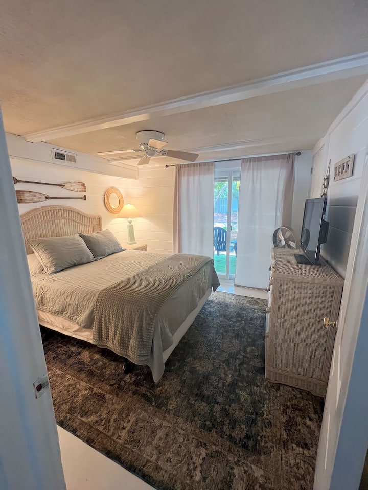 Queen-ის ქვედა საწოლი ცალკე სააბაზანოთი და მიწისზედა შესასვლელით 