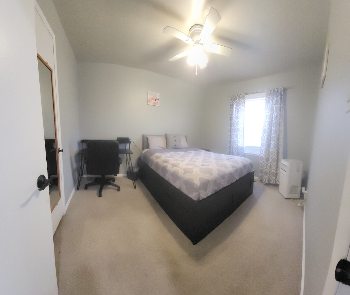 krevat dopio me njësi personale të ajrit të kondicionuar dhe stacion pune.  