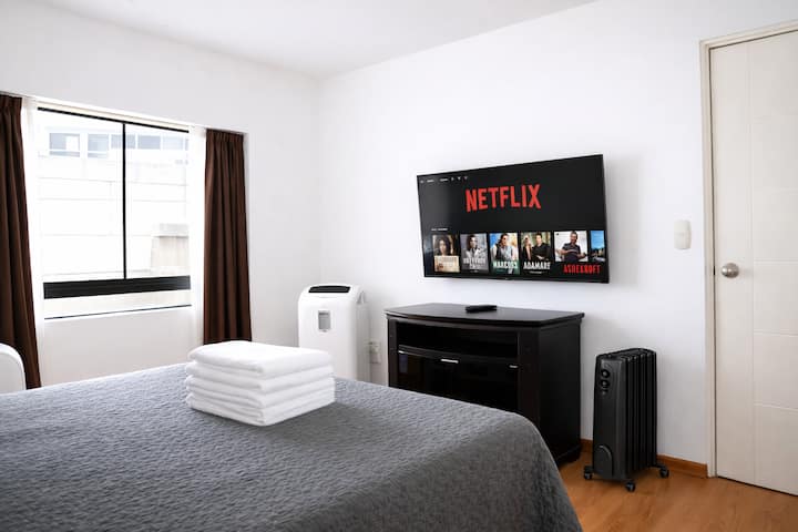 Deluxe-soveværelse · Stille søvn og førsteklasses komfort
Smart-tv • Højhastigheds-wifi • Pengeskab på værelset