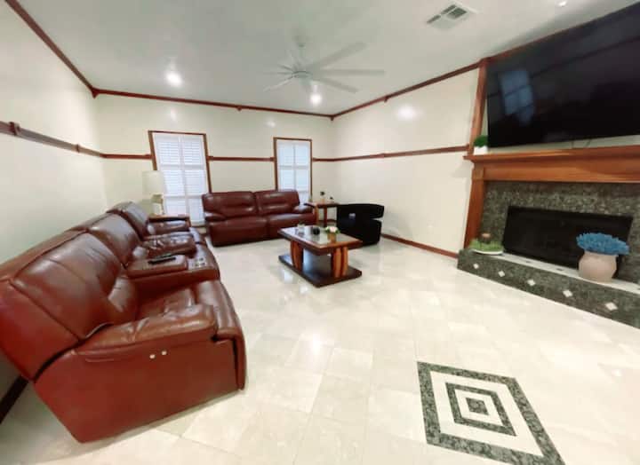 Modern Home In Pearland On Quiet Street - Pearland, TX