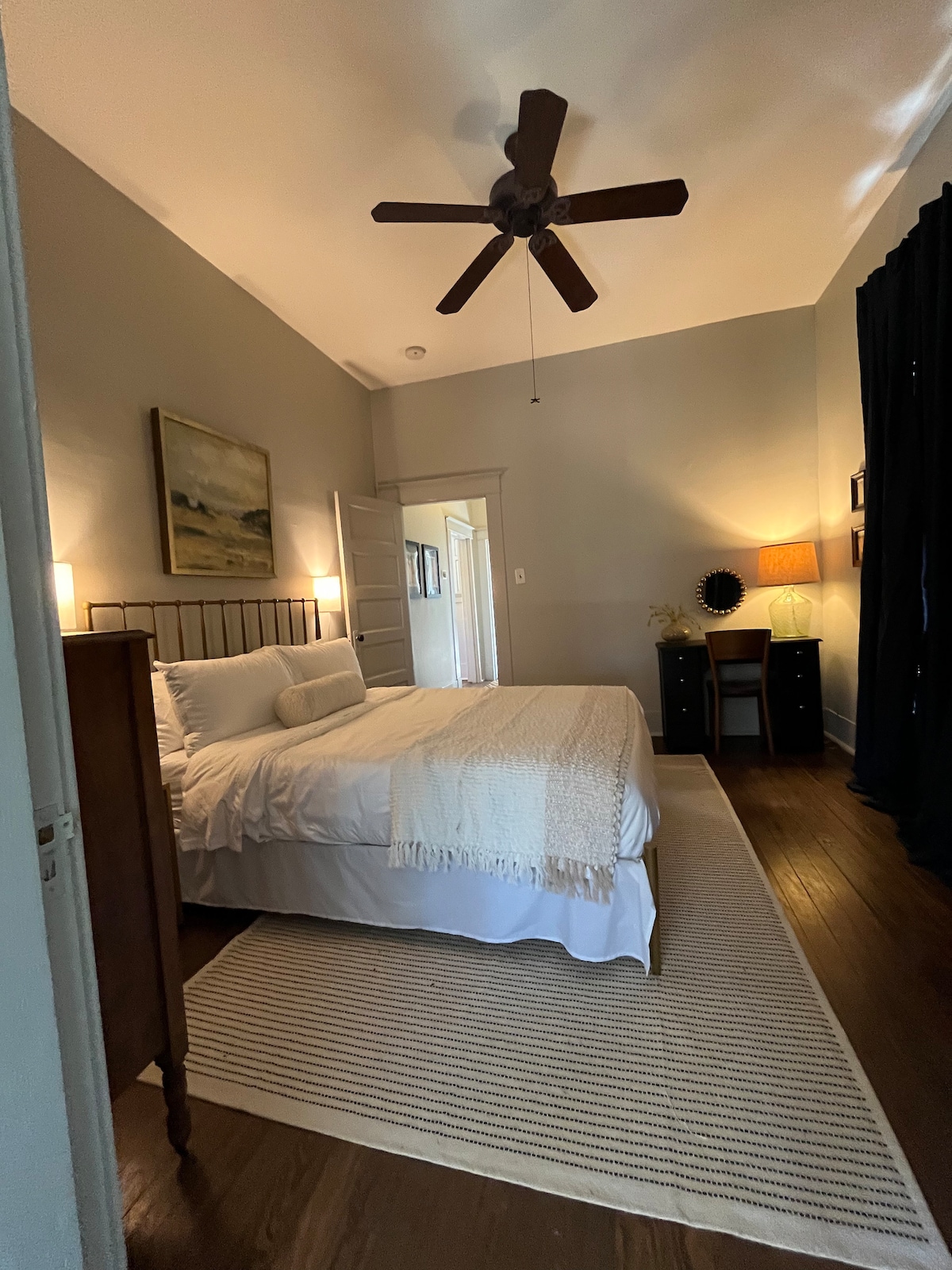 غرفة النوم 1 - سرير كبير وخزانة ملابس ورفوف أمتعة ومروحة سقف وآلة ضوضاء ومنافذ بجانب السرير وستائر تعتيم ومكتب