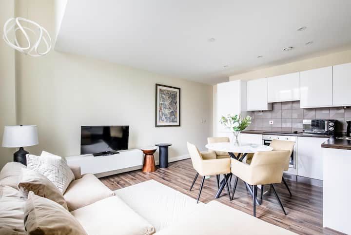 Stunning 2 Bedroom Apartment | Waterfront View - Birkenhead
