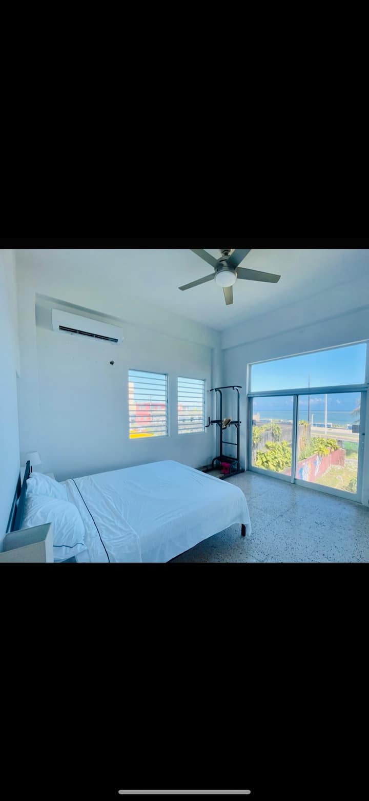 Დიდი მთავარი საძინებელი, წონები და სამუშაო მაგიდა პრინტერით