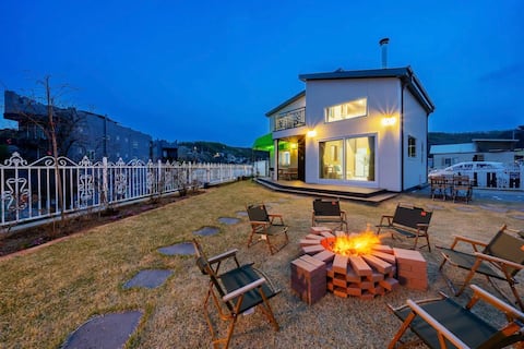 Smiles Stay_Newly Built Private House_
Oak fire pit, fireplace, charcoal barbecue