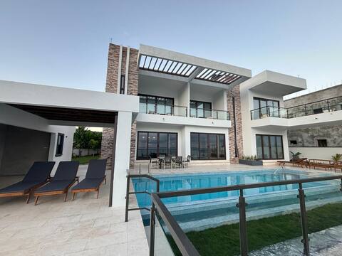 Oceanside Luxury Villa Incredible View with Chef