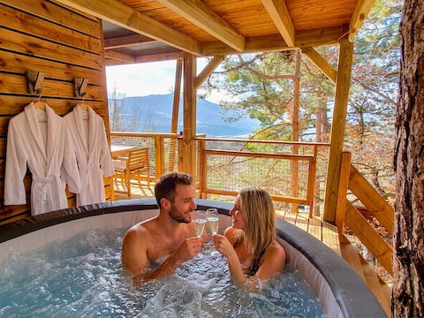 Tree house with private HOT TUB and a beautiful view