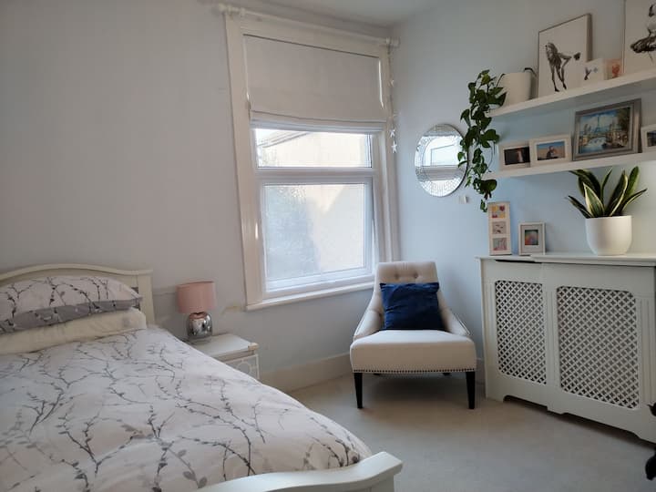 2号卧室配备单人床-配有工作空间和偶尔的椅子