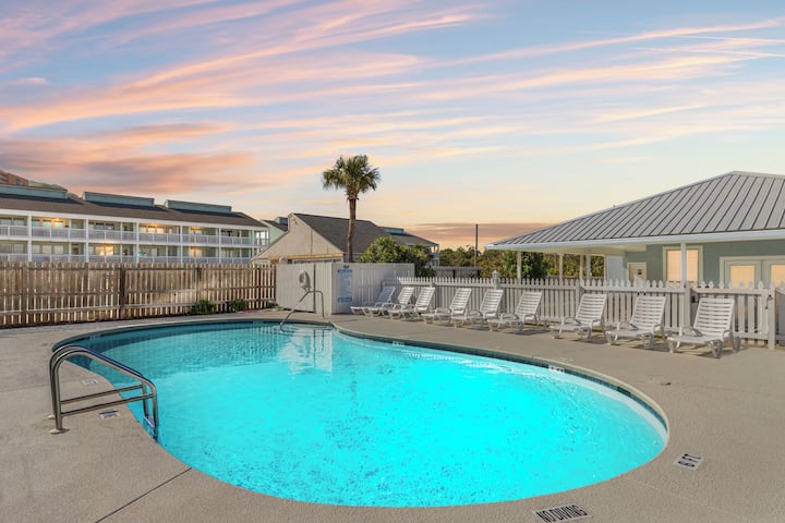 Walk To Beach 2br  Sleeps 7  Pool + Beach Gear - Panama City Beach, FL