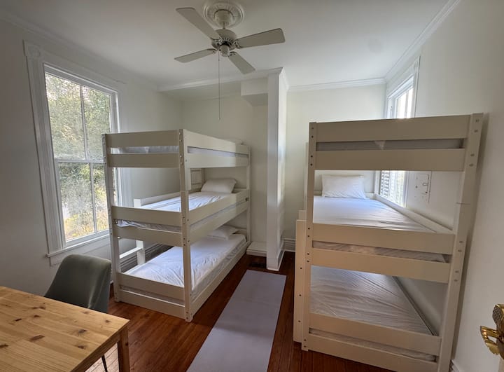 ამ საძინებელს ეწოდება „პოსი“. სულ არის ექვსი საწოლი, რომლებიც შედგება ორი სამადგილიანი ორსართულიანი საწოლისგან.