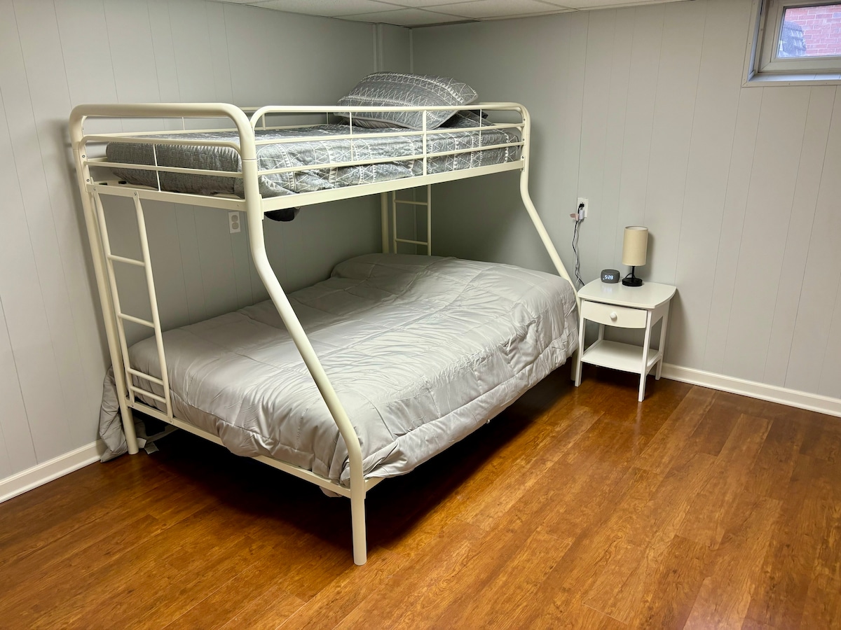 Stapelbedden met een volledig en tweepersoons matras.  Kast en ingebouwde ins met kasten en lades. 