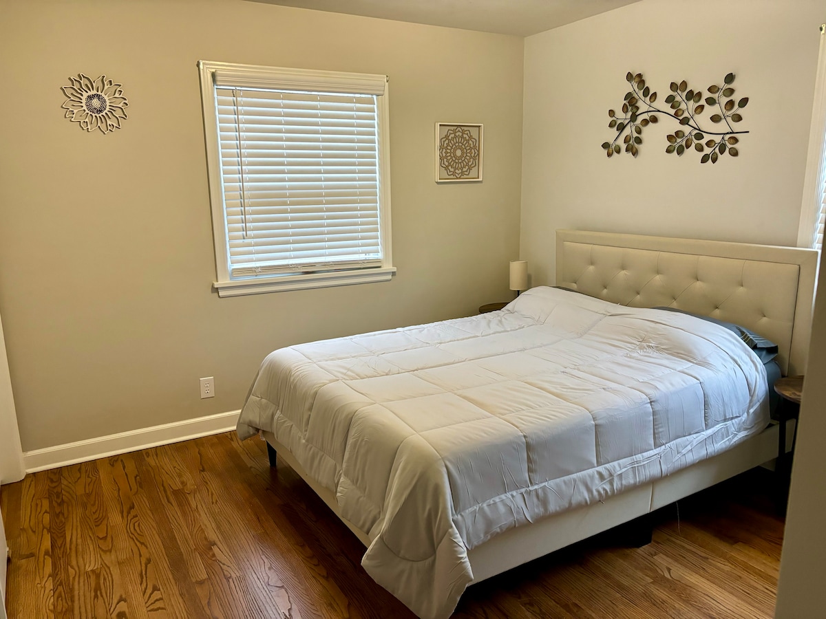 Queensize bed met grote kast. 