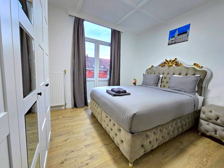 Me një ballkon të madh ku mund të pish një cigare dhe një radio të rehatshme ku mund të zbulosh radion belge, do të kalosh një kohë të këndshme pa asnjë problem.