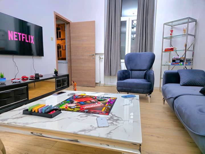 Argëtohu me familjen ose miqtë në një sallë pritjeje të rehatshme ku mund të kalosh mirë me familjen, miqtë, të shijosh lojërat e tavolinës dhe të shijosh një sërë platformash të shumta si Netflix, Amazon Prime dhe disney+