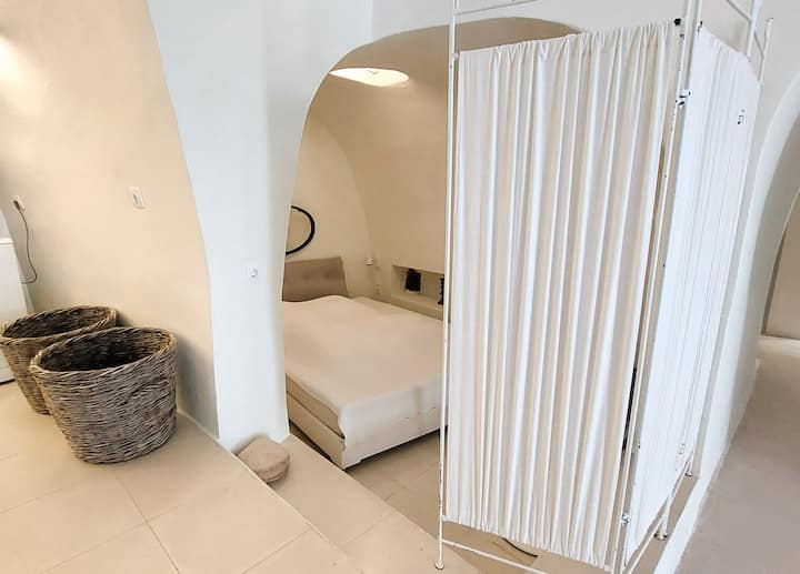 Schlafe dort, wo einst Wein hergestellt wurde – ein Schlafzimmer in einer offenen Höhle, die in das Herz des alten Weinguts gehauen wurde