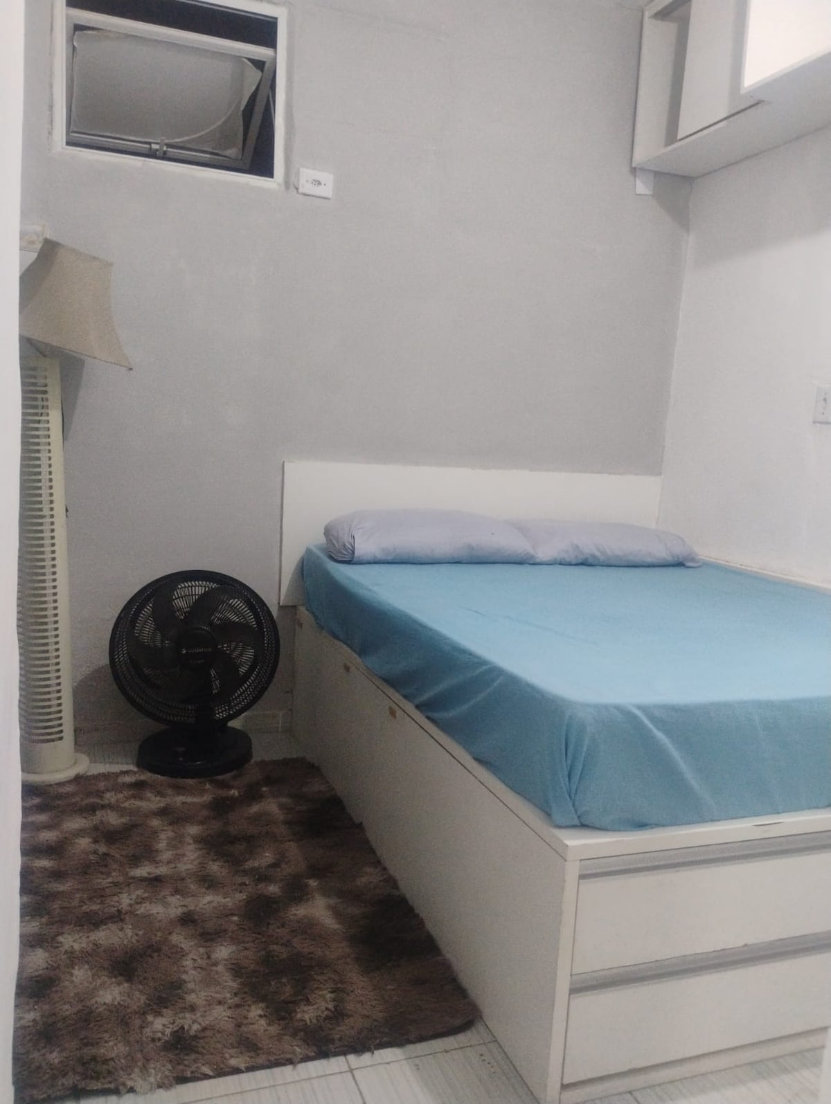 Двойно легло с две чекмеджета, голям вентилатор, лампа, шкаф над леглото. Електрически контакти близо до леглото.