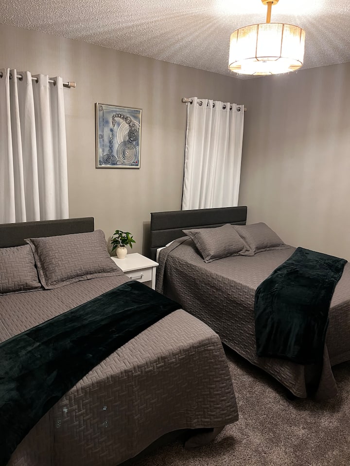 Kitanda 1 cha upana wa futi tano na kitanda 1 cha watu wawili 