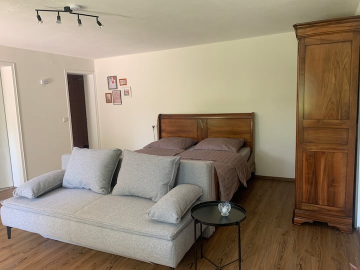 Le canapé-lit fait 1,40 m de large et les couvertures, oreillers, etc. se trouvent dans la boîte de lit.