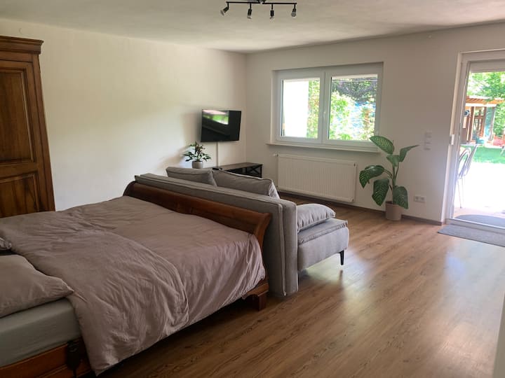 Lit confortable (1,80m x 2,00 m) avec sommier à lattes électrique.