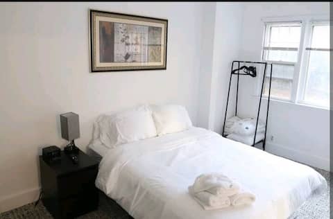 Beautiful 1 Bd / 1 Ba Apt