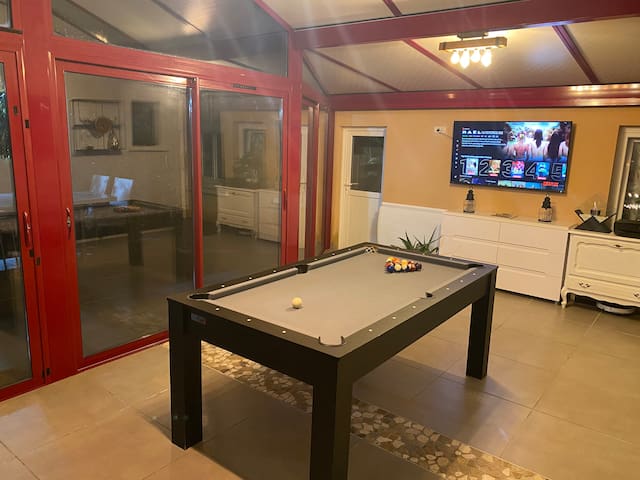 Entire home with 1 bedrooms in Rouen - Zénith cosy billard parking option jacuzzi
