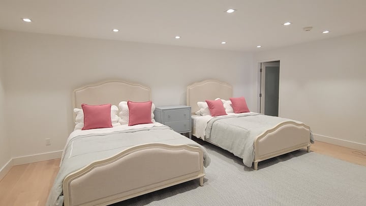 На пониско ниво/база може да преспијат уште 4 гости. 2 брачни кревета во една соба. Приватна бања.